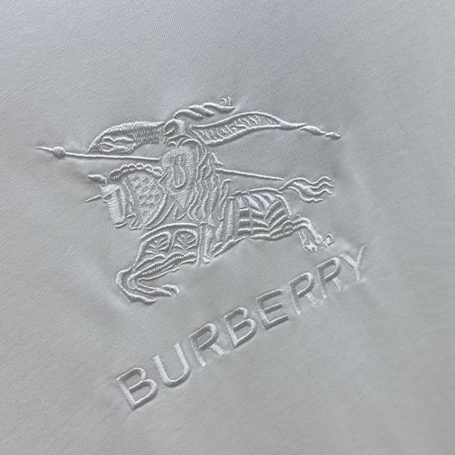 马术骑士刺绣徽标棉质 T 恤衫2024年春夏系列，装饰 Burberry 马术骑士刺绣图案，男女同款棉质圆领短袖。Bur王牌渠道 融入品牌徽标和马术骑士徽标 E