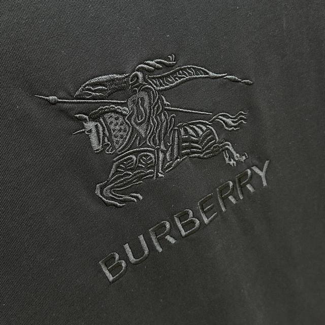 马术骑士刺绣徽标棉质 T 恤衫2024年春夏系列，装饰 Burberry 马术骑士刺绣图案，男女同款棉质圆领短袖。Bur王牌渠道 融入品牌徽标和马术骑士徽标 E