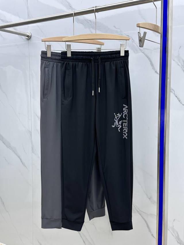 始祖鸟 Arcteryx，新款来袭弹力足男士流行休 闲速干裤！此款裤子非常百搭，弹力腰围，日常上班 户外运动都可 以穿着，面料具有优异的耐用性、透气性和吸 湿排