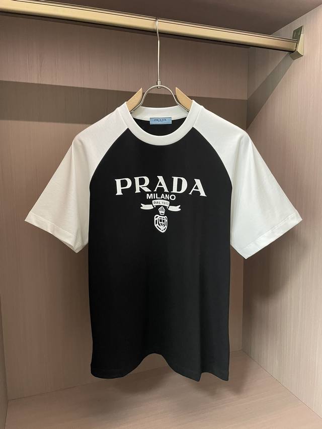 Prad 2024春夏款 官网同步 面料采用纯棉精梳棉面料，上身效果宽松休闲，宽松版型，三标齐全 ，男女同款 尺码 M-3Xl