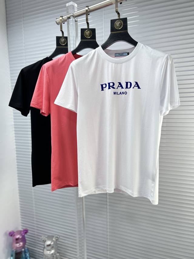 Prad*普拉达 Ss24夏季新款丝光短袖t恤，顶级图案logo，帅气时尚，简约百搭款。面料棉 不仅挺括，保持潮流的廓形，又穿着舒适，纱织更细腻 码数：M- L