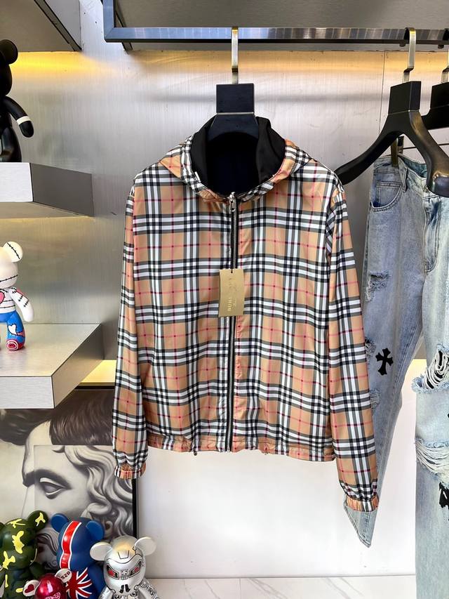 Burberry 巴宝莉22Ss春夏新款休闲双面连帽夹克外套，上身立体感强 进口客弹力面料 顺滑有质感，无论是日常休闲还是户外活动都可以轻松驾驭，运动简约时尚干