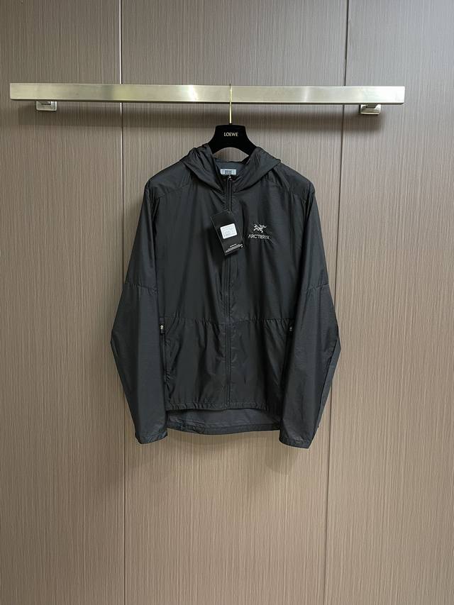 Arcteryx 始祖鸟 2024S新款防晒服！男女同款空调服！防晒服首选．十足腔调．上身非常的赞，超有型！绝对是吸引回头率的利器！时尚潮流．胸口精致3D绣花．