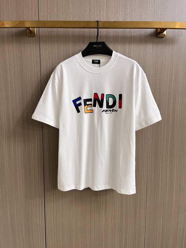 Ss芬迪家纯棉最新最顶级版本胸前fendi字母印花图案简约潮流短袖，最顶级的品质专柜原单短袖，顶级制作工艺进口面料，专柜款独特设计，采用进口高端订制面料。官网在