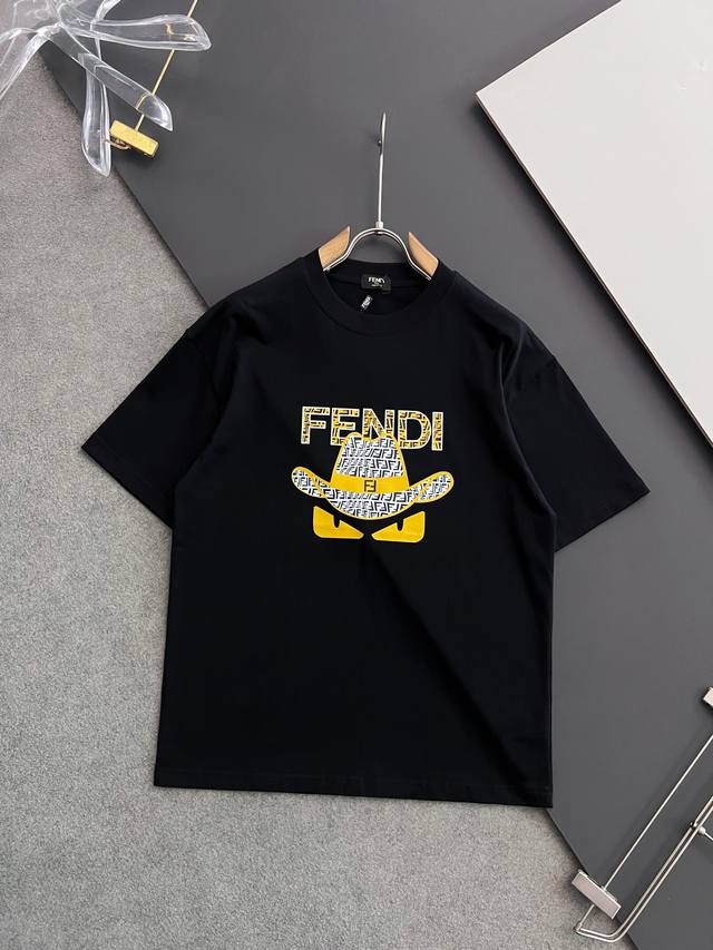 Fend* 2024最新款短袖t恤，独家260克重磅打造、休闲时尚的尚佳之选。定制高支80支双股纯棉密柔面料、亲肤性极佳。尺码：S- Xxl 微宽松版型