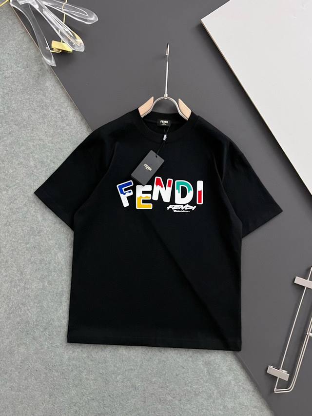 Fend* 2024最新款短袖t恤，独家260克重磅打造、休闲时尚的尚佳之选。定制高支80支双股纯棉密柔面料、亲肤性极佳。尺码：S- Xxl 微宽松版型