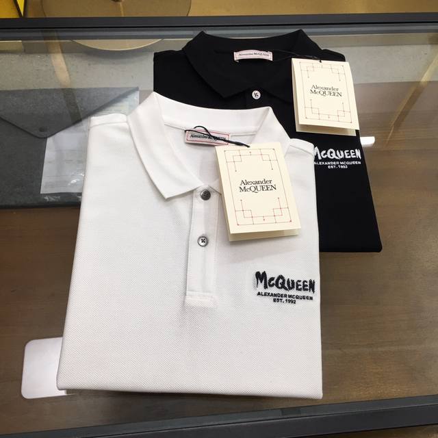 专柜新品 Mc麦昆... 2024春夏新品 时尚polo 翻领短袖 高级定制百搭款式 任何人都可以轻松驾驭 面料全订制工艺 胸前奢华经典品牌logo设计，非常显