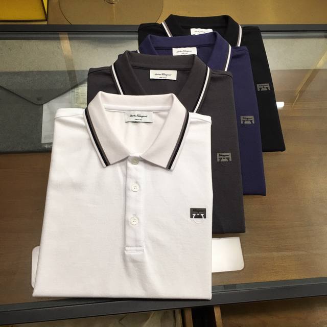 专柜新品 菲拉... 2024春夏新品 时尚polo 翻领短袖 高级定制百搭款式 任何人都可以轻松驾驭 面料全订制工艺 胸前奢华经典品牌logo设计，非常显档次