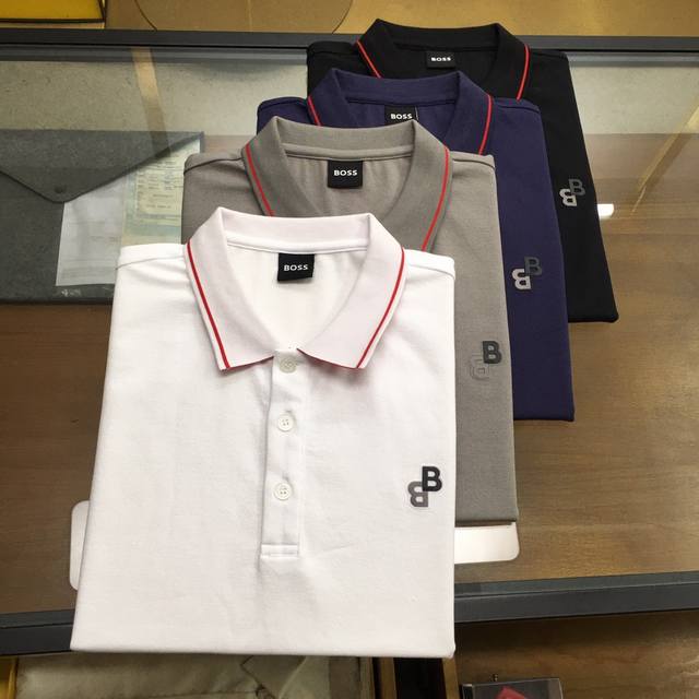 专柜新品 Boss... 2024春夏新品 时尚polo 翻领短袖 高级定制百搭款式 任何人都可以轻松驾驭 面料全订制工艺 胸前奢华经典品牌logo设计，非常显