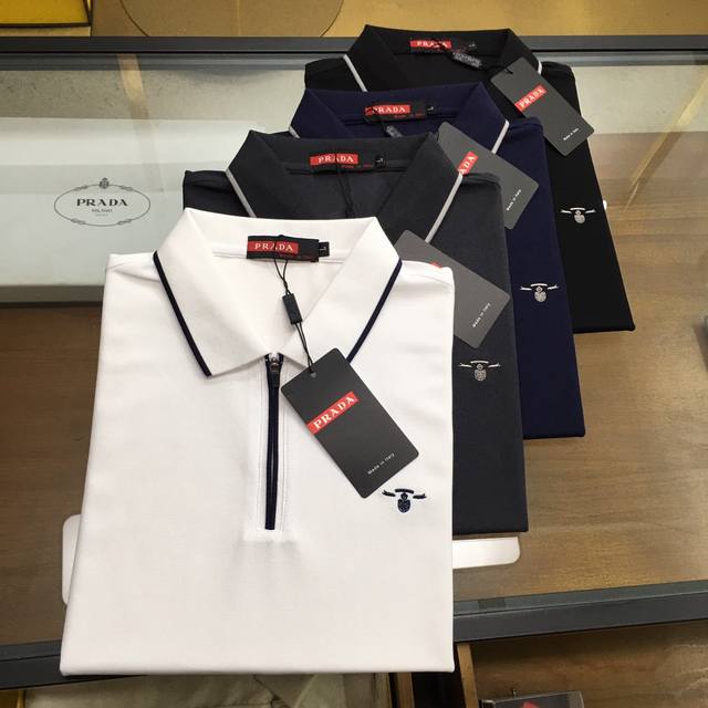 专柜新品 Prad... 2024春夏新品 时尚polo 翻领短袖 高级定制百搭款式 任何人都可以轻松驾驭 面料全订制工艺 胸前奢华经典品牌logo设计，非常显