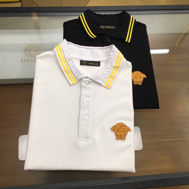 专柜新品 Versac... 2024春夏专柜新品 时尚polo 翻领短袖 高级定制百搭款式 任何人都可以轻松驾驭 面料全订制工艺 胸前奢华经典品牌logo设计