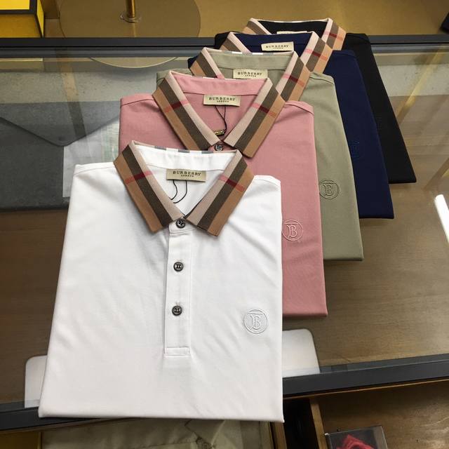 专柜新品 Burebr..Y... 2024春夏新品 时尚polo 翻领短袖 高级定制百搭款式 任何人都可以轻松驾驭 面料全订制工艺 胸前奢华经典品牌logo设