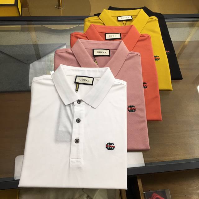 专柜新品 Gu.Ci... 2024春夏新品 时尚polo 翻领短袖 高级定制百搭款式 任何人都可以轻松驾驭 面料全订制工艺 胸前奢华经典品牌logo设计，非常