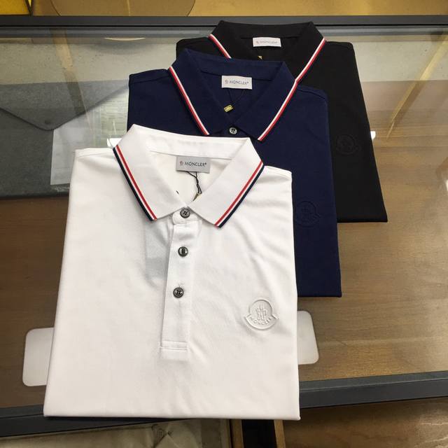 专柜新品 Moncle... 2024春夏新品 时尚polo 翻领短袖 高级定制百搭款式 任何人都可以轻松驾驭 面料全订制工艺 胸前奢华经典品牌logo设计，非