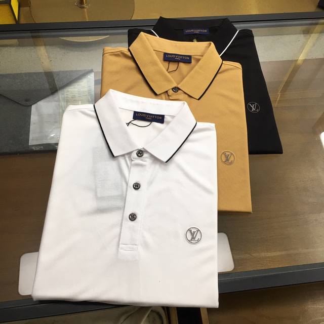 专柜新品 L.V... 2024春夏新品 时尚polo 翻领短袖 高级定制百搭款式 任何人都可以轻松驾驭 面料全订制工艺 胸前奢华经典品牌logo设计，非常显档