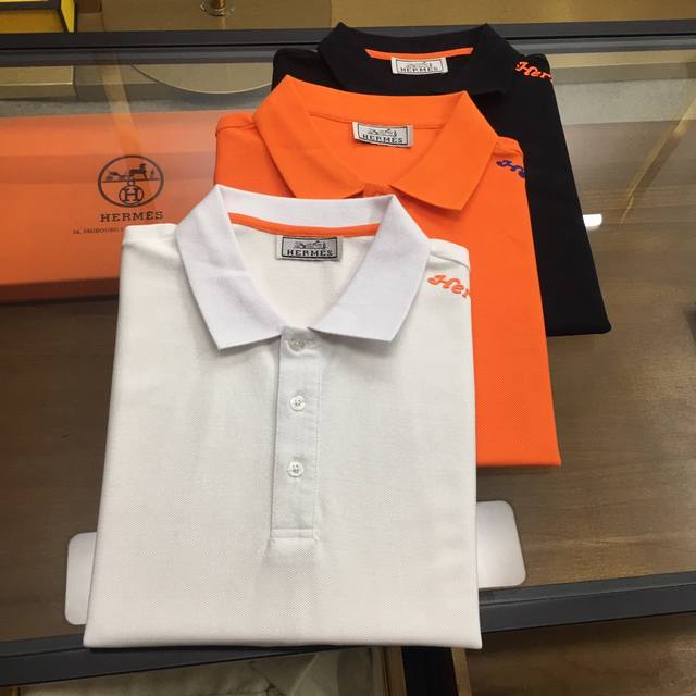 专柜新品 爱 2024春夏专柜新品 时尚polo 翻领短袖 高级定制百搭款式 任何人都可以轻松驾驭 面料全订制工艺 胸前奢华经典品牌logo设计，非常显档次懂货