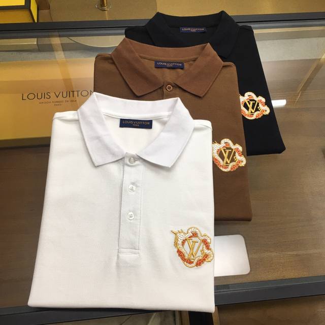 专柜新品 L.V 2024春夏专柜新品 时尚polo 翻领短袖 高级定制百搭款式 任何人都可以轻松驾驭 面料全订制工艺 胸前奢华经典品牌logo设计，非常显档次