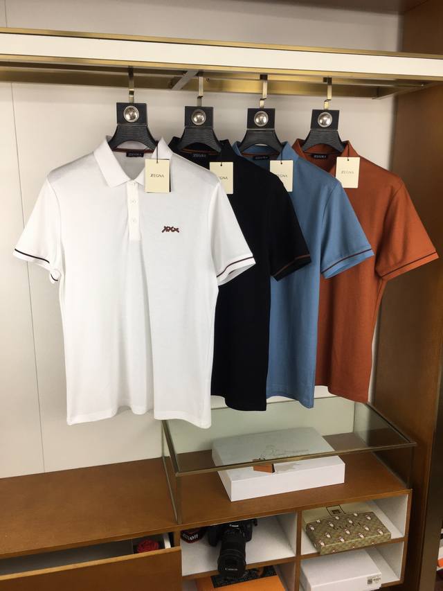 专柜新品 Zegn.. 2024春夏专柜新品 时尚polo 翻领短袖 高级定制百搭款式 任何人都可以轻松驾驭 面料全订制工艺 胸前奢华经典品牌logo设计，非常