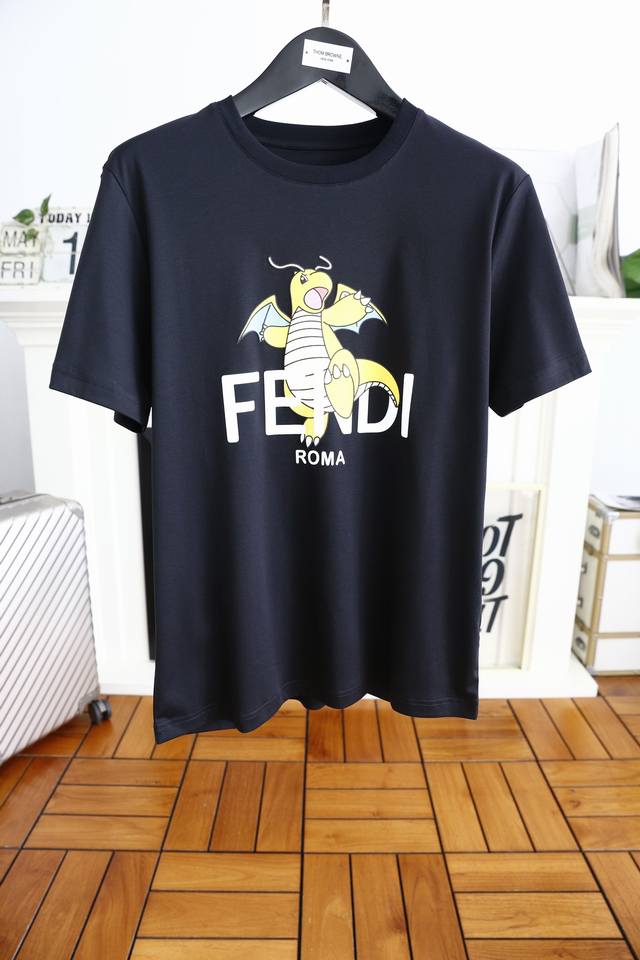 芬迪 Fe*Di. 24夏季新品男士时尚经典圆领短袖时尚单品设计，更加时尚舒适，高标准定制，上身非常有型，胸前奢华品牌经典logo 图案 客供辅料，客供进口高档