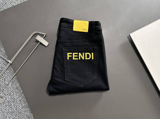 Fendi 芬迪 男士丹宁牛仔裤，官宣画册海报穿搭款！ 客供高级进口的丹宁原色面料，特选日本冈山纯正13Oz 盎司牛仔布料，重磅环保植物酵素水洗工艺，肌理有着淡