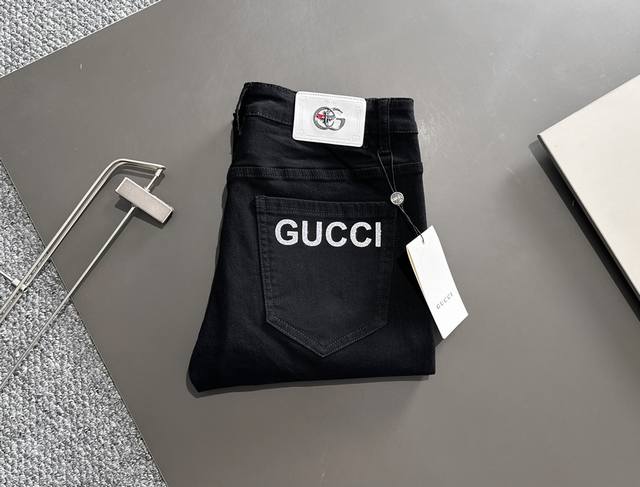 Gucci 古奇 男士丹宁牛仔裤，官宣画册海报穿搭款！ 客供高级进口的丹宁原色面料，特选日本冈山纯正13Oz 盎司牛仔布料，重磅环保植物酵素水洗工艺，肌理有着淡