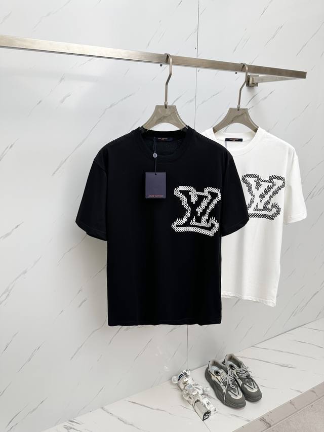 Lv 24Ss春夏新款重工经典字母logo短袖t恤！ Logo精致升级 ！定制面料，手感非常舒服 春夏最新砖柜同步 时尚又个性 超级百搭好看的一款 男女都非常合