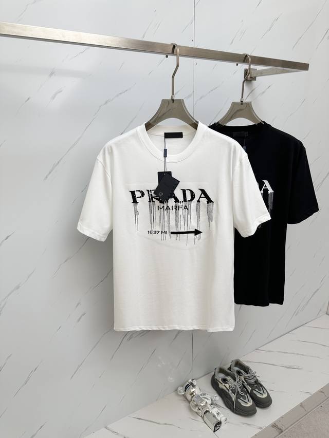 Prada 24Ss春夏新款重工经典字母logo短袖t恤！ Logo精致升级 ！定制面料，手感非常舒服 春夏最新砖柜同步 时尚又个性 超级百搭好看的一款 男女都