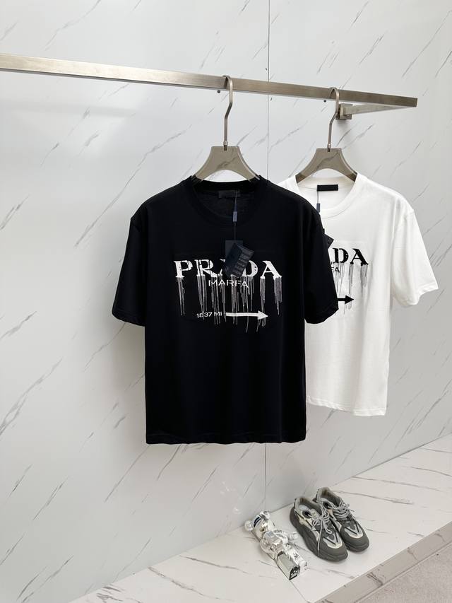 Prada 24Ss春夏新款重工经典字母logo短袖t恤！ Logo精致升级 ！定制面料，手感非常舒服 春夏最新砖柜同步 时尚又个性 超级百搭好看的一款 男女都