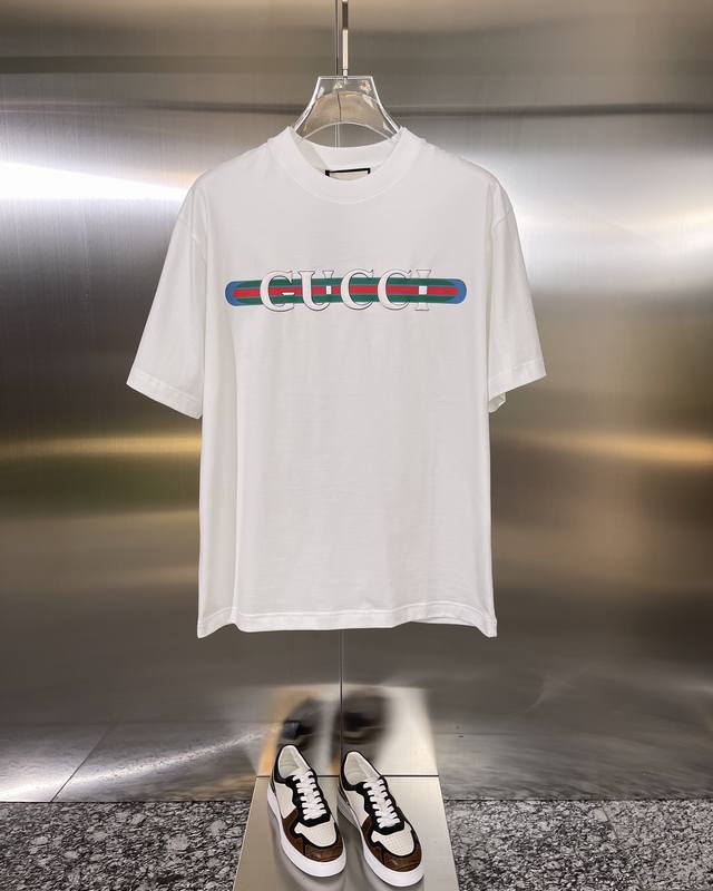 Gucci 古奇 精品 款式：男款短袖t恤衫t-Shirt 80支定制面料，帅气时尚，字母图案logo，简约百搭款。面料棉 不仅挺括，保持潮流的廓形，又穿着舒适