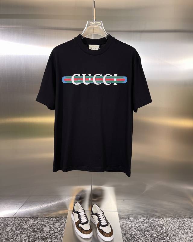 Gucci 古奇 精品 款式：男款短袖t恤衫t-Shirt 80支定制面料，帅气时尚，字母图案logo，简约百搭款。面料棉 不仅挺括，保持潮流的廓形，又穿着舒适