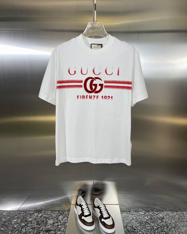 Gucci 古奇 精品 款式：男款短袖t恤衫t-Shirt 80支定制面料，帅气时尚，字母图案logo，简约百搭款。面料棉 不仅挺括，保持潮流的廓形，又穿着舒适