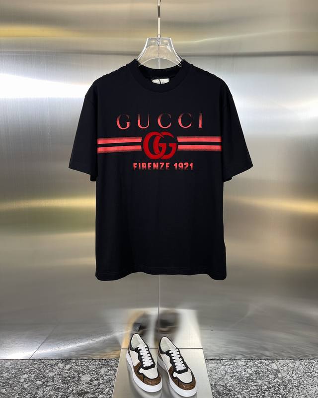 Gucci 古奇 精品 款式：男款短袖t恤衫t-Shirt 80支定制面料，帅气时尚，字母图案logo，简约百搭款。面料棉 不仅挺括，保持潮流的廓形，又穿着舒适