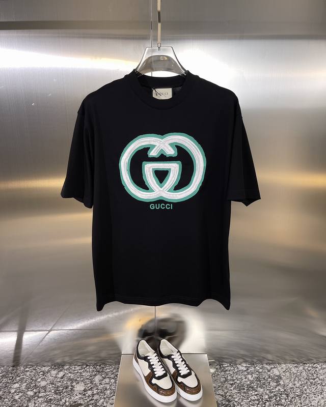 Gucci 古奇 精品 款式：男款短袖t恤衫t-Shirt 80支定制面料，帅气时尚，字母图案logo，简约百搭款。面料棉 不仅挺括，保持潮流的廓形，又穿着舒适