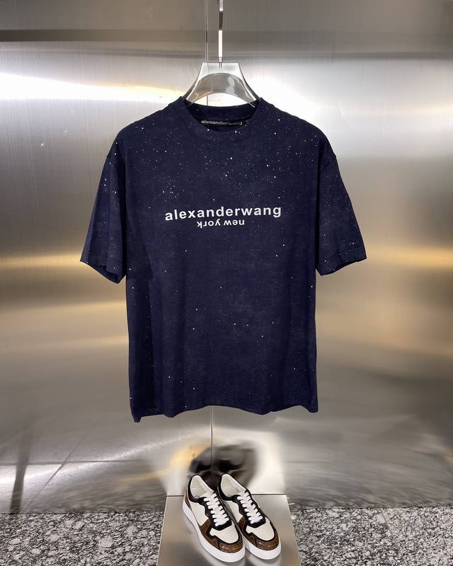 Alexander Wang 亚历山大王 精品 款式：男款短袖t恤衫t-Shirt 80支定制面料，帅气时尚，字母图案logo，简约百搭款。面料棉 不仅挺括，保