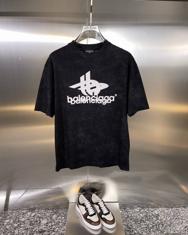 Balenciaga巴黎世家 精品 款式：男款短袖t恤衫t-Shirt 80支定制面料，帅气时尚，字母图案logo，简约百搭款。面料棉 不仅挺括，保持潮流的廓形