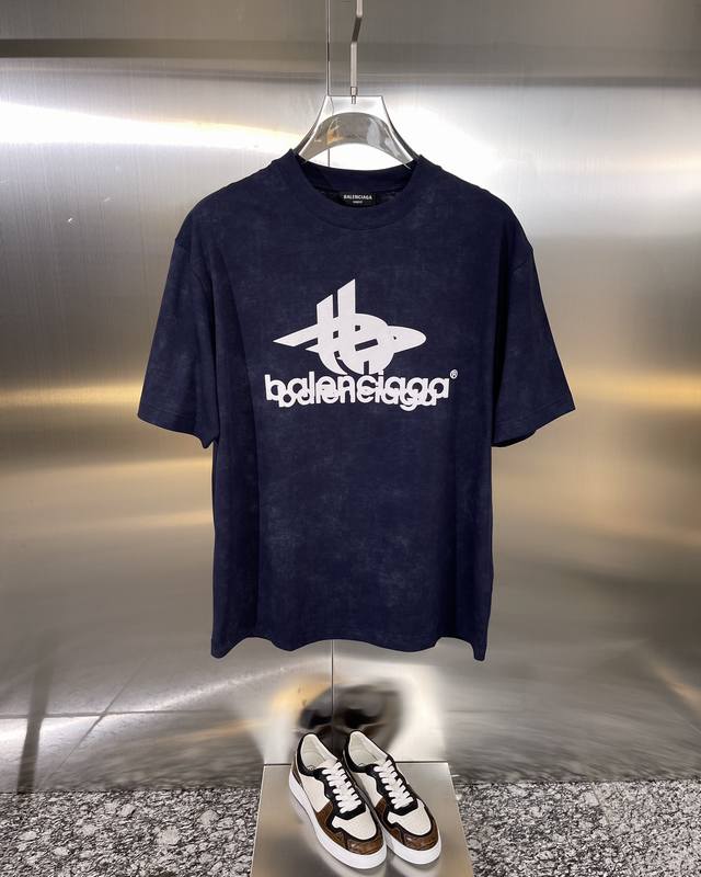 Balenciaga巴黎世家 精品 款式：男款短袖t恤衫t-Shirt 80支定制面料，帅气时尚，字母图案logo，简约百搭款。面料棉 不仅挺括，保持潮流的廓形