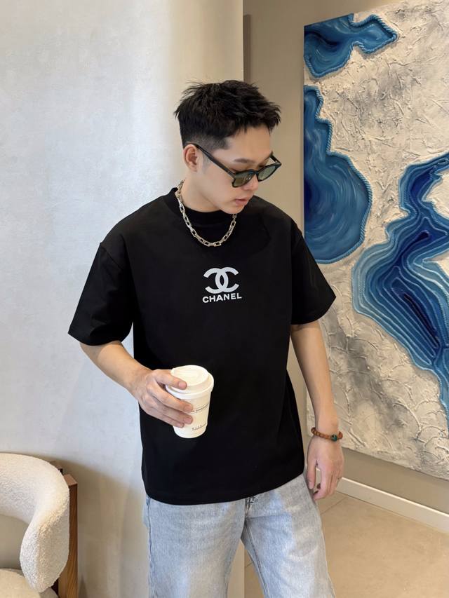 Chanel 2024早春新款印花圆领短袖t恤 纯棉280克 男女同款t恤 S M L Xl Xxl 五个码 黑色 白色