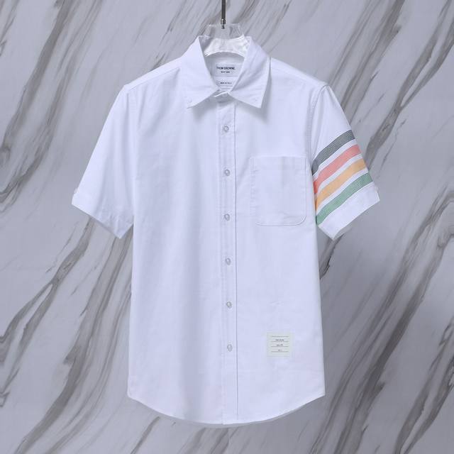 货号：T16 Tb袖子彩条牛津纺短袖衬衫 Thom Browne .汤姆布朗.Tb袖子彩条夏季短袖衬衫 意大利制造产地小标 Tb牛津纺100%新疆长绒棉短袖衬衣