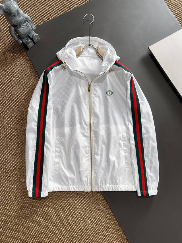 Gucci G家经典款专柜休闲时尚薄防嗮服夹克外套提花连帽防晒，选用质感丝滑的优质高科技防晒面料，质感柔软，透气性佳，充分展现时尚风范。款式大气简洁，穿着轻便舒