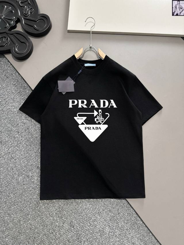 Prada 普拉达 夏季新款 丝光面料圆领短袖， 全球顶级男装，简约时尚，从容百搭，大气优雅 极度舒适体验 高端面料 色泽鲜艳 极致顺滑触感 细腻不易起皱 奢华