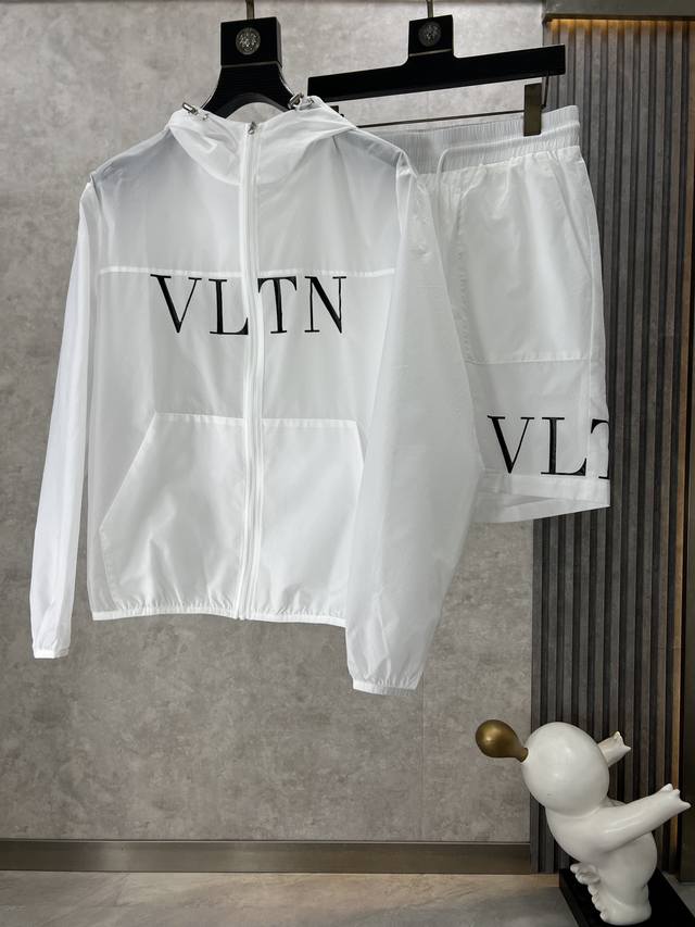 Valentino 华伦天努 2024春夏新品 时尚连帽防晒服短裤套装100%聚酯纤维面料客供进口呢龙材质,质感超级轻柔,上身轻盈无负担,无束缚,原版五金装饰辅