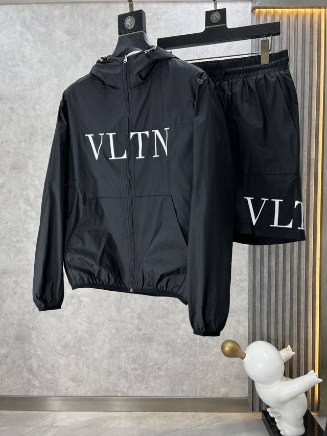 Valentino 华伦天努 2024春夏新品 时尚连帽防晒服短裤套装100%聚酯纤维面料客供进口呢龙材质,质感超级轻柔,上身轻盈无负担,无束缚,原版五金装饰辅