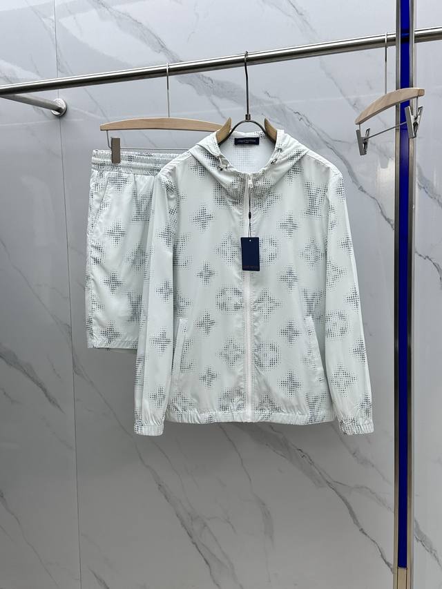 整套 Lv 驴2024春夏新品 时尚连帽防晒服短裤套装100%聚酯纤维面料客供进口呢龙材质,质感超级轻柔,上身轻盈无负担,无束缚,原版五金装饰辅料，核心户外防紫