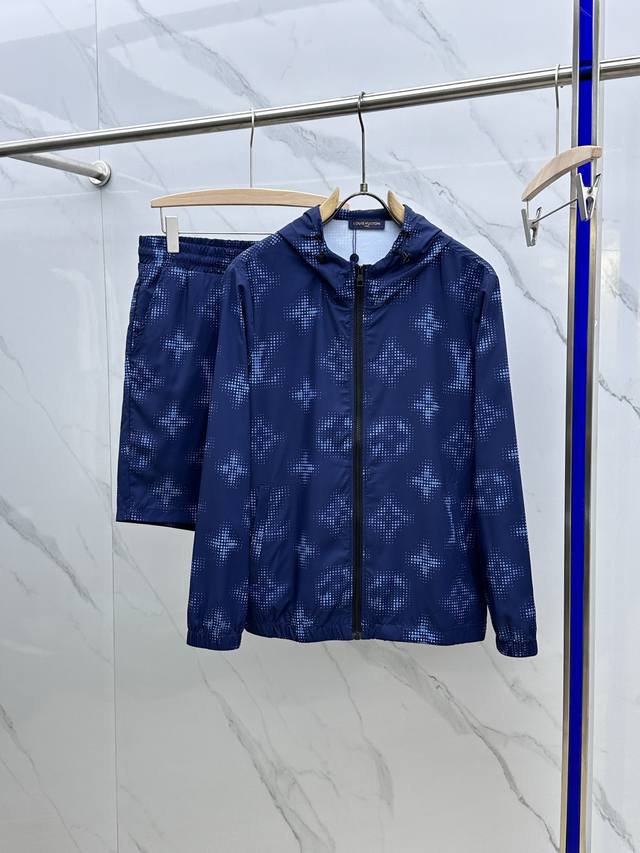 整套 Lv 驴2024春夏新品 时尚连帽防晒服短裤套装100%聚酯纤维面料客供进口呢龙材质,质感超级轻柔,上身轻盈无负担,无束缚,原版五金装饰辅料，核心户外防紫