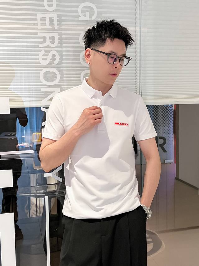 24新品 Prada 普拉达刺绣polo衫，黑、白色，M- L 来自意大利知名的奢侈品牌。其独特天赋在于对新创意的不懈追求，不仅能够预测时尚趋势,更能够引领时尚