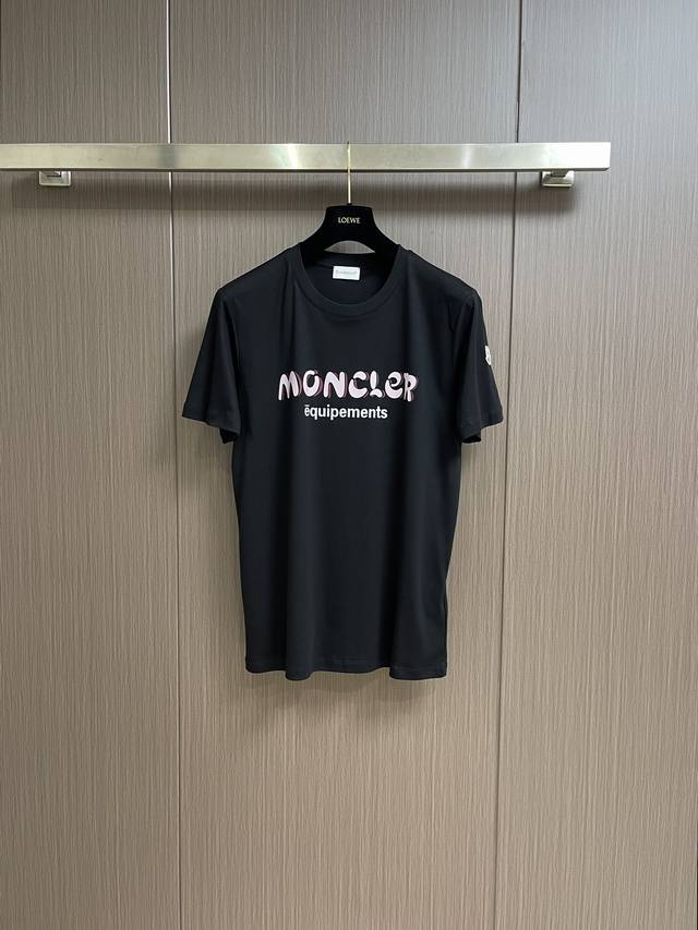 Moncler 2024春夏新品标语logo印花工艺短袖t恤；定制原版专属面料；胸前品牌logo标语印花图案，简约时尚的黑白色百搭流方向，无论怎么搭配都是非常靓