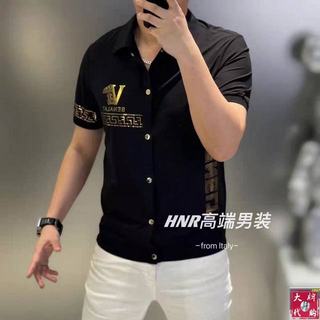 Versace 范思哲 全品相订单 商务休闲翻领短袖开衫 拉链门襟 领口 袖口 撞色点缀 结合胸口双层刺绣三角标点缀 让整体上身感 商务休闲的同时 时尚有型 属