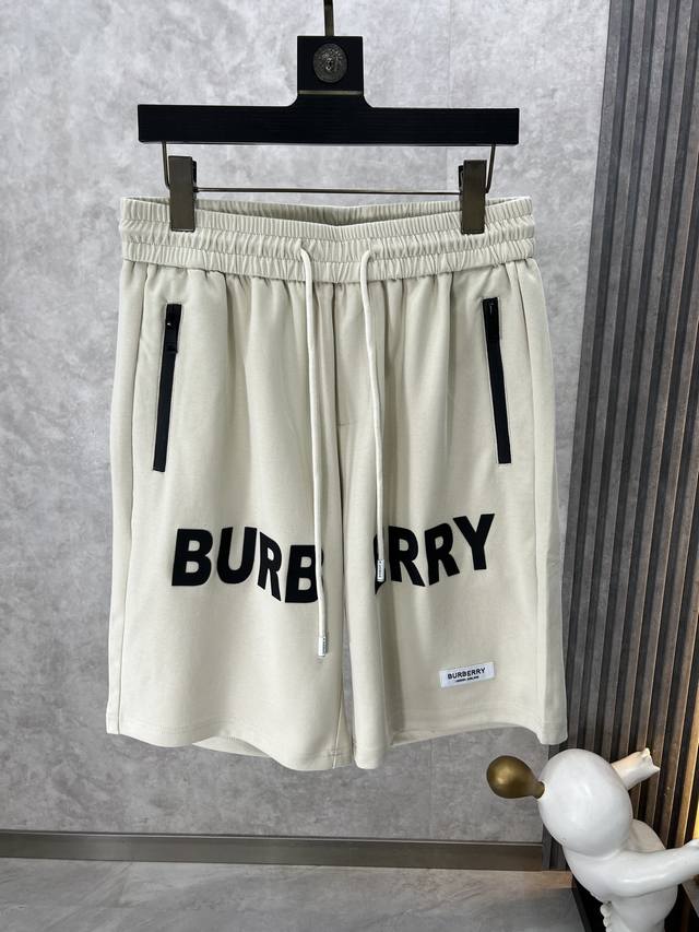 Burberry 巴宝莉 24Ss春夏新品 男士休闲运动短裤，甄选优质面料打造，简约舒适，独特设计，缔造简约线条感，版型不挑人，客供定制五金辅料，背后精工密针刺