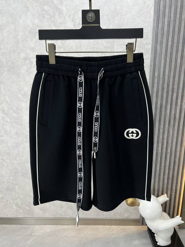 Gucci 古奇 2024Ss春夏新品 男士休闲运动短裤，甄选优质面料打造，简约舒适，独特设计，缔造简约线条感，版型不挑人，客供定制五金辅料，背后精工密针刺绣标