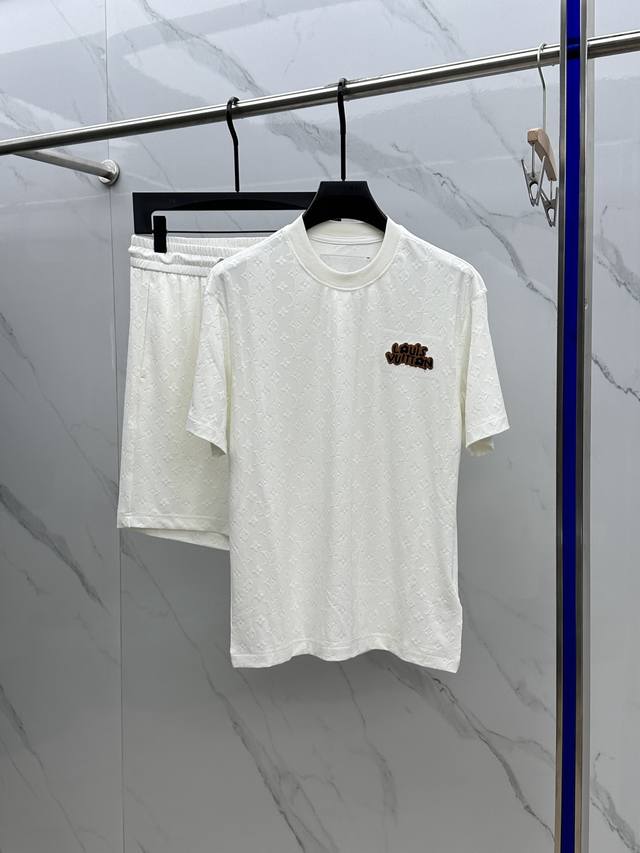 套 Lv 驴家24Ss夏季新品！-Lou*S潮男时尚休闲圆领短袖短裤套装，纯色满身暗纹提花面料，轻薄款时尚休闲套装，轻薄纯棉面料。最新力推款套装，宽松落肩的款式